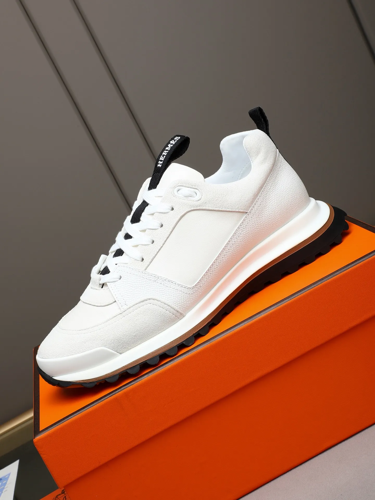 PP680【Hermes】fe new arrival~New Bouncing sneakers are the most comfortable shoes from Hermès. They are extremely light on the feet and look great. You won’t feel tired even when you go shopping and running around. 👍Very light and comfortable. Extremely light. Perfect for both sports and leisure. They feel great when you step on them! It’s up to you to choose, there’s always what you want~ ✔️Fabric: Imported first-layer cowhide ✔️Inner lining: Imported water-dyed cowhide ✔️Outsole: Seamless combination of IP+TPU (multi-color letters) German technology irradiation machine ✔️Code number: Male 38-44 (45 customized)